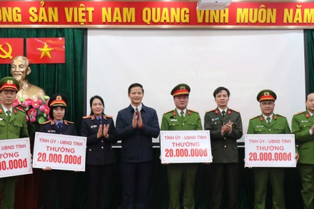 Phó Chủ tịch Thường trực UBND tỉnh Bắc Ninh Vương Quốc Tuấn trao thưởng cho các tập thể có thành tích xuất sắc trong điều tra, phá án.