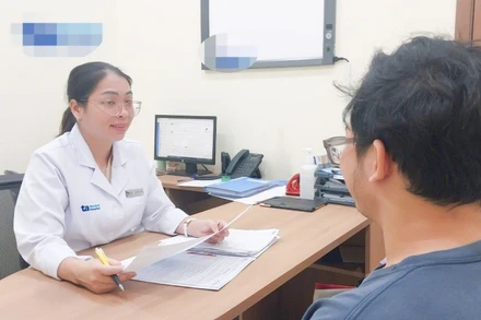 Bác sĩ chuyên khoa I Đỗ Thị Hằng, Trưởng đơn vị Nội thận-Lọc máu, Phòng khám Đa khoa Tâm Anh Quận 7, tái khám cho A. 