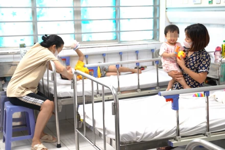 Trẻ mắc tay chân miệng điều trị tại Bệnh viện Nhi Trung ương. 