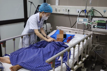 Bệnh nhân thở máy, đang được điều trị tích cực. (Ảnh: BVCC)