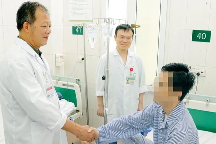 Tiến sĩ, bác sĩ Dương Đức Hùng chúc mừng bệnh nhân đã thoát khỏi cửa tử.