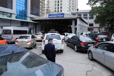 Các phương tiện xếp hàng vào đăng kiểm tại Trung tâm đăng kiểm xe cơ giới số 29.03V.