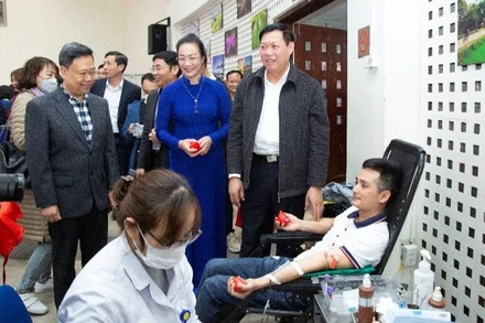 Tiếp nhận gần 300 đơn vị máu tại chương trình “Blouse trắng-trái tim hồng”.