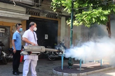 Phun hóa chất diệt muỗi. 