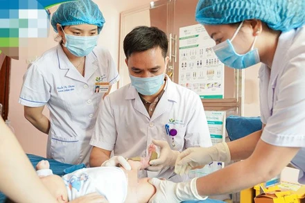 Thạc sĩ, bác sĩ chuyên khoa II Phùng Công Sáng thăm khám và chăm sóc vết thương cho bệnh nhi tại Khoa Chỉnh hình.