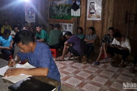 Cán bộ y tế tỉnh Điện Biên rà soát các trường hợp tiếp xúc gần người bệnh tại xã Xá Nhè, huyện Tủa Chùa.