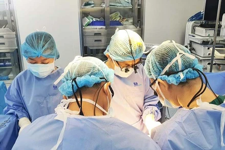 Các bác sĩ can thiệp cho người bệnh. 