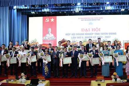 Lãnh đạo tỉnh Tuyên Quang tặng Bằng khen cho tập thể, cá nhân có nhiều đóng góp xây dựng và phát triển Hiệp hội Doanh nghiệp tỉnh, nhiệm kỳ 2017-2022.