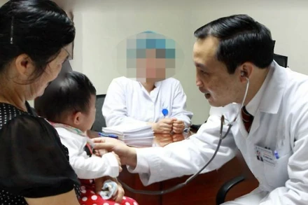 Bác sĩ Duy thăm khám cho bệnh nhi. 