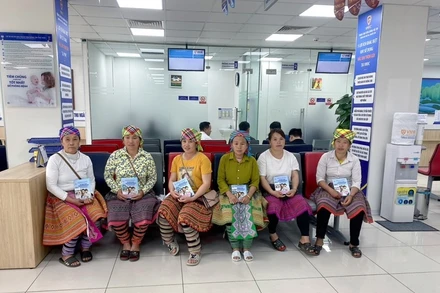 Chủ động phòng dịch bệnh truyền nhiễm, nhiều phụ nữ H’Mông đến VNVC Yên Bái tiêm vaccine.