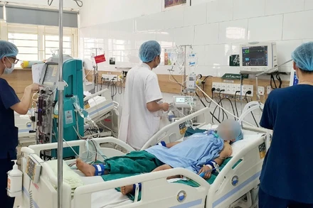 Người vợ hôn mê sâu do ngộ độc nấm.