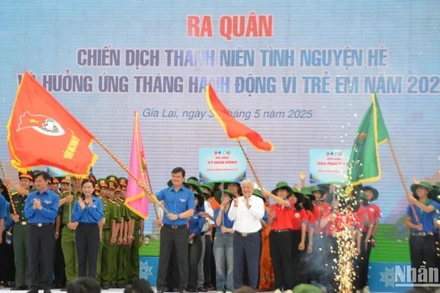 Đồng chí Đỗ Văn Chiến trao Cờ hiệu Chiến dịch thanh niên tình nguyện hè 2025.