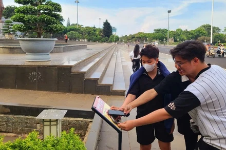 Giới trẻ thích thú với trải nghiệm Dự án “Yêu lắm Việt Nam”.