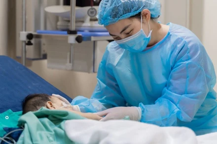 Hạnh phúc bên con sau ca ghép gan. 