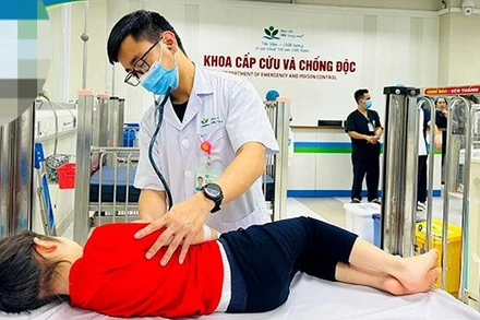 Bác sĩ khám cho bệnh nhân bị ngộ độc tại Khoa Cấp cứu và chống độc.