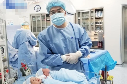 Hai bé trai chào đời khỏe mạnh.