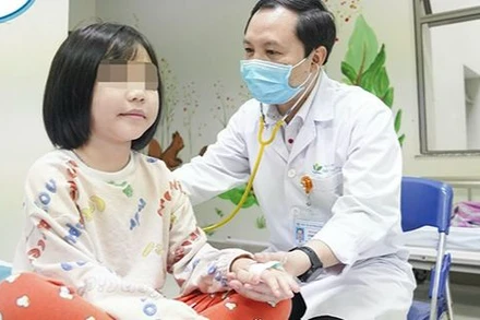 Tiến sĩ, bác sĩ Lê Ngọc Duy, Trưởng khoa Cấp cứu và Chống độc, Bệnh viện Nhi Trung ương thăm khám cho trẻ bị ngộ độc thực phẩm.