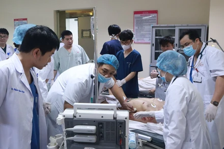 Các bác sĩ khẩn trương hồi sức cho người bệnh. 