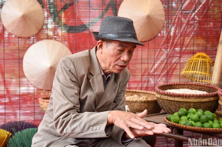 Ông Vũ Văn Đê hướng dẫn cách lựa chọn hạt gạo ngon. 