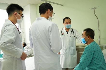 Bác sĩ Lê Duy Thành, Khoa Nội Tim mạch thăm, khám cho bệnh nhân H.V.M.