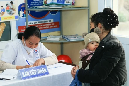 Cha mẹ cần lưu ý cho trẻ đi tiêm vaccine phòng sởi từ sớm.