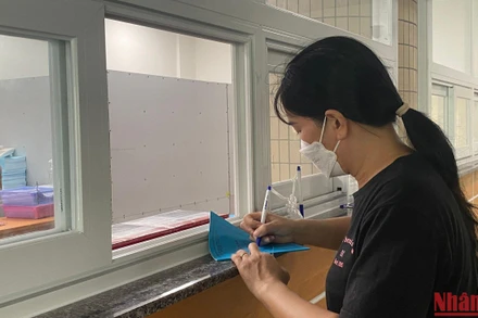 Người dân chịu nhiều thiệt thòi vì thiếu thuốc BHYT.