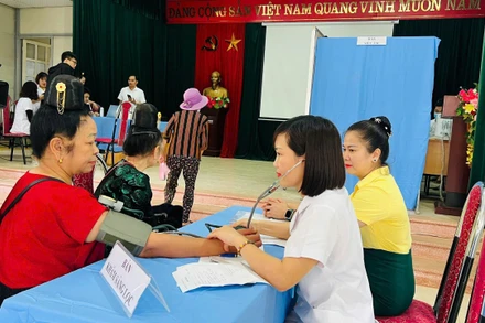 Khám sàng lọc sức khỏe cho phụ nữ.