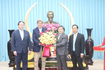 Bí thư Tỉnh ủy Bến Tre tặng hoa cho Đoàn công tác.