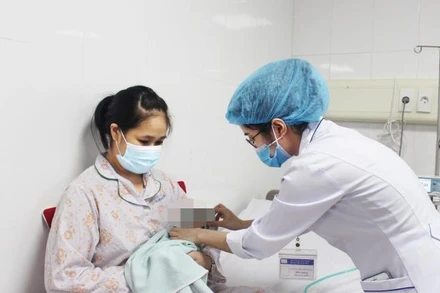 Bé sinh non sau ca phẫu thuật đã cai được thở máy, về với vòng tay mẹ.