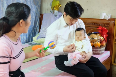 Bác sĩ Tăng Đức Cương thăm gia đình được tài trợ sổ tiết kiệm.