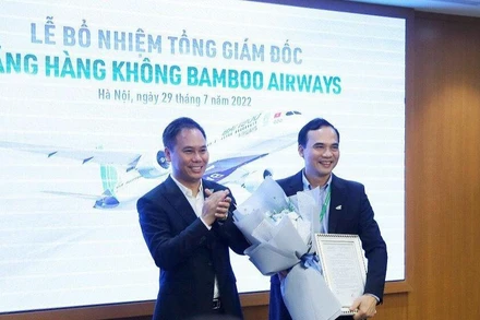 Ông Nguyễn Mạnh Quân nhận quyết định bổ nhiệm. 