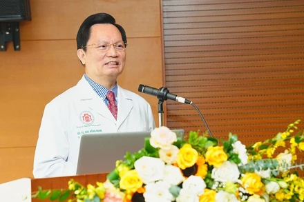 Trung tướng, Giáo sư, Tiến sĩ Mai Hồng Bàng, Giám đốc Bệnh viện Trung ương Quân đội 108 phát biểu tại hội thảo.