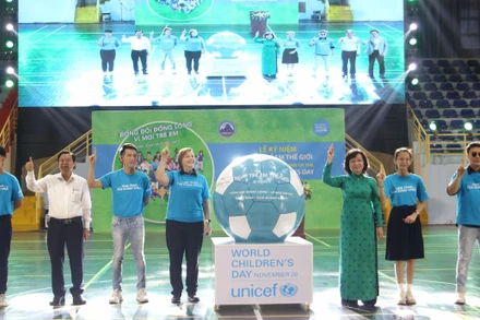 Ký cam kết và đồng thanh Đồng đội, đồng lòng vì mọi trẻ em.