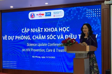 Phó Giáo sư, Tiến sĩ Phan Thị Thu Hương, Cục trưởng Cục Phòng, chống HIV/AIDS phát biểu.
