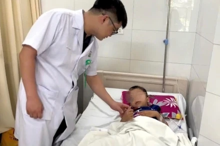 Bệnh nhi nằm điều trị tại Bệnh viện Hữu nghị Việt Đức. (Ảnh: BVCC)