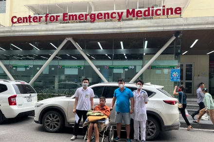 Chuyến xe 0 đồng đưa người bệnh về quê ăn Tết.