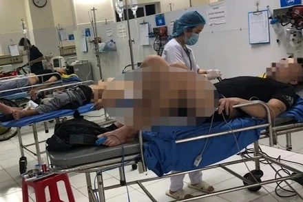 Các bệnh nhân được chăm sóc tại Bệnh viện đa khoa Bắc Kạn. (Ảnh: CÔNG LUẬN)