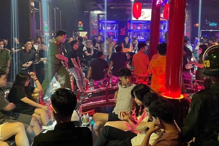 Lực lượng Công an kiểm tra bên trong quán bar Kosho.