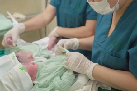 Cặp song sinh chào đời khỏe mạnh nhờ được truyền ối bào thai