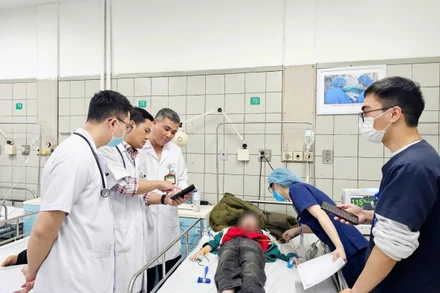 Các bác sĩ Trung tâm Nhi khoa và Trung tâm Chống độc tập trung, tích cực cấp cứu cho 32 bệnh nhi ngộ độc thuốc diệt chuột.
