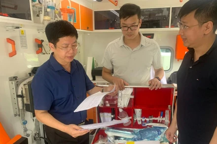 Tiến sĩ Nguyễn Trọng Khoa, Phó Cục trưởng phụ trách, quản lý và điều hành Cục Quản lý Khám, chữa bệnh công tác bảo đảm y tế, môi trường y tế chuẩn bị phục vụ cho Lễ tang.