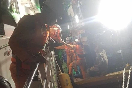 Tiếp cận tàu cá có ngư dân nguy kịch sức khỏe. 