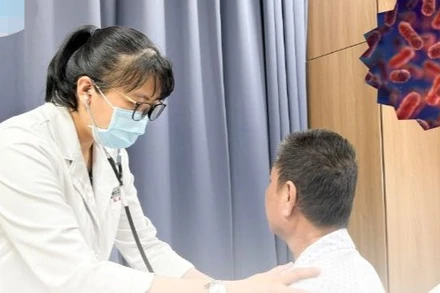 Bác sĩ khám cho bệnh nhân mắc bệnh Whitmore.