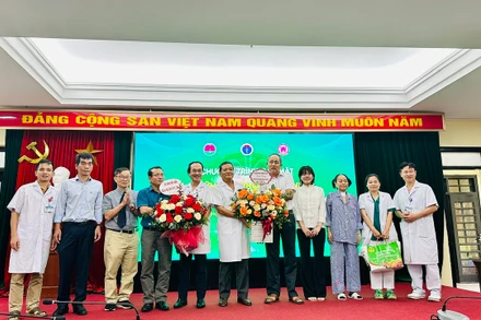 Ban lãnh đạo bệnh viện chúc mừng bệnh nhân ghép phổi.