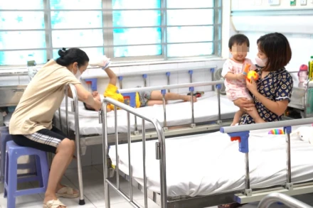 Trẻ mắc tay chân miệng điều trị tại Bệnh viện Nhi Trung ương. 