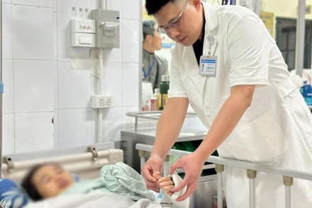 Người bệnh L.T.N (nữ, 54 tuổi, Sơn La) bị gãy hở độ 2 xương cánh tay trái, chấn thương ngực và vai phải. 