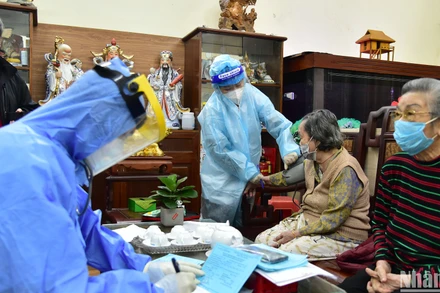 Gia tăng ca nhiễm mới, cần tăng cường phòng bệnh cho đối tượng dễ bị tổn thương. (Ảnh: THÀNH ĐẠT)