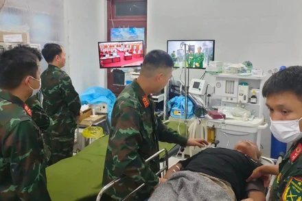 Chiến sĩ quân y Bệnh xá đảo Song Tử Tây hội chẩn qua Telemedicine, cấp cứu cho người bệnh.