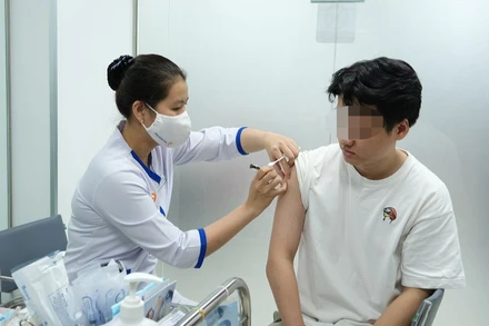 Tiêm vaccine phòng virus HPV.