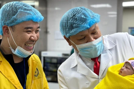 PGS, TS Trần Danh Cường, Giám đốc Bệnh viện Phụ sản Trung ương trực tiếp thực hiện đỡ đẻ và cắt rốn cho cháu bé Vũ Gia Hân.